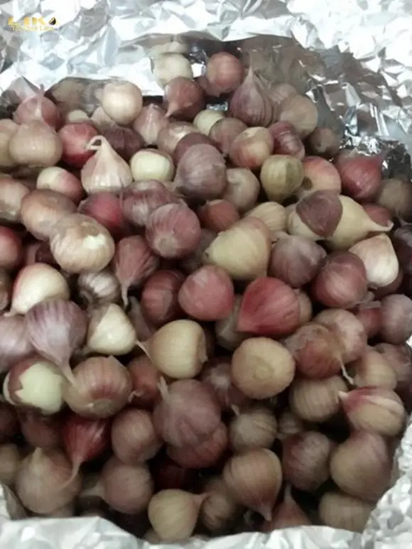 Bọc tỏi tươi vào trong giấy bạc