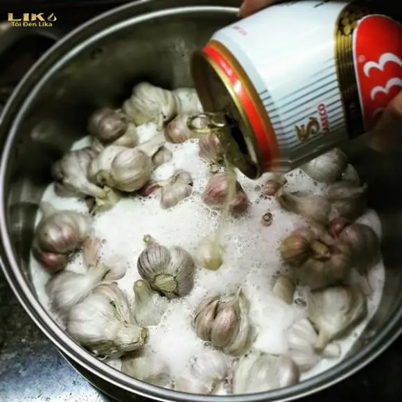 Ngâm tỏi trắng với bia