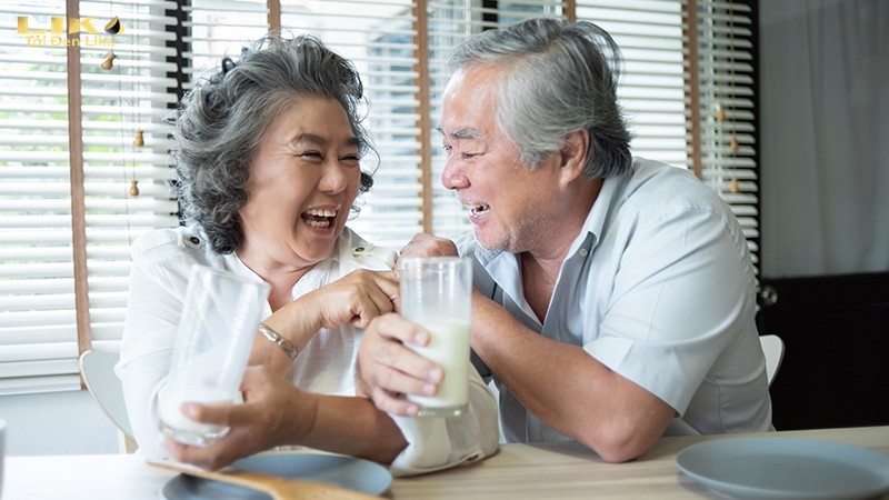 Chọn loại sữa tốt cho xương của người lớn tuổi là quà tặng rất phù hợp