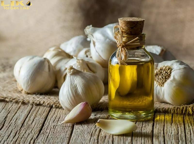 Sự hòa quyện giữa dầu oliu và tỏi sẽ giúp bạn cải thiện mụn và chậm lão hóa